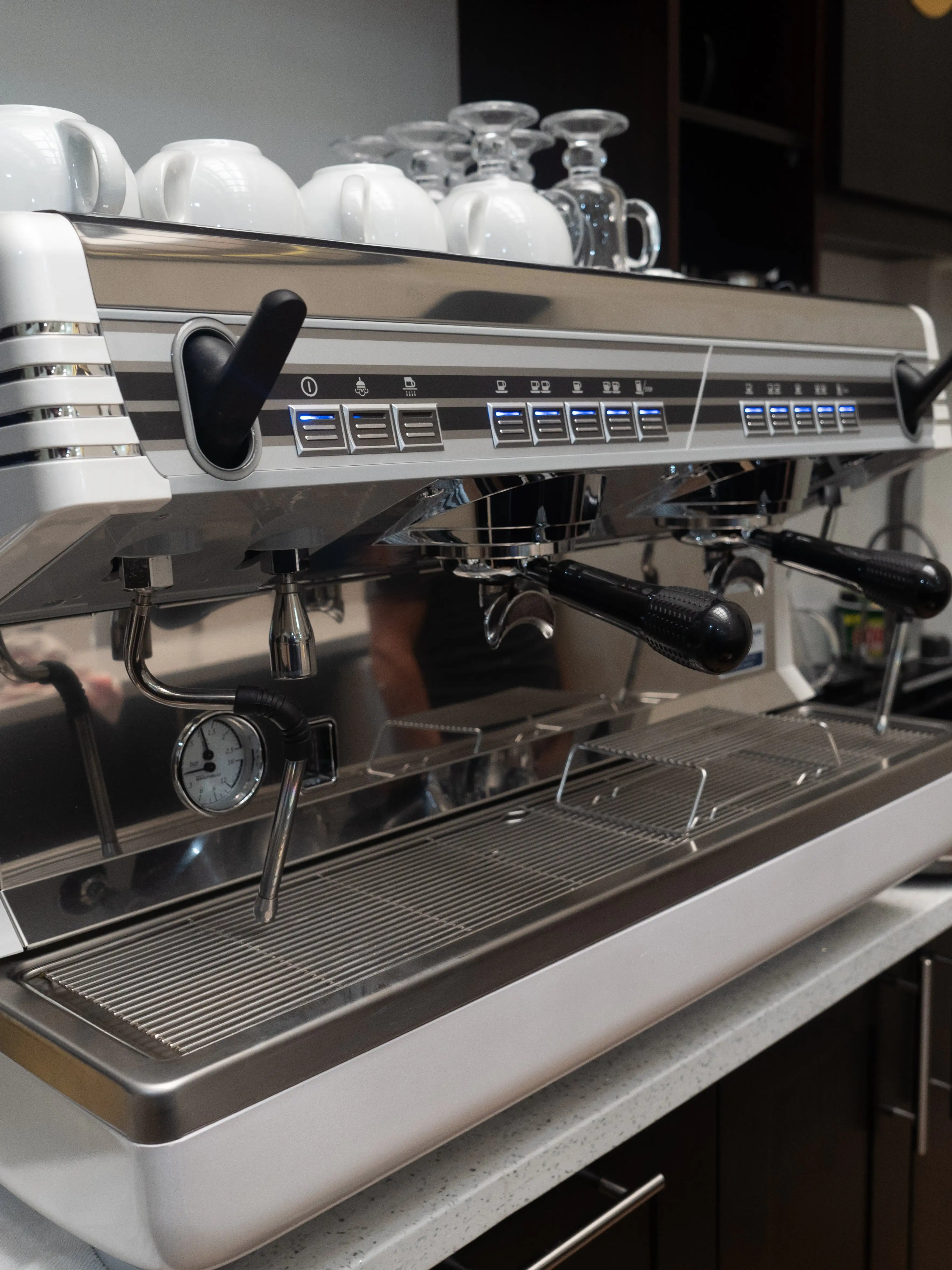 Mesa de restaurante elegante con platillos gourmet